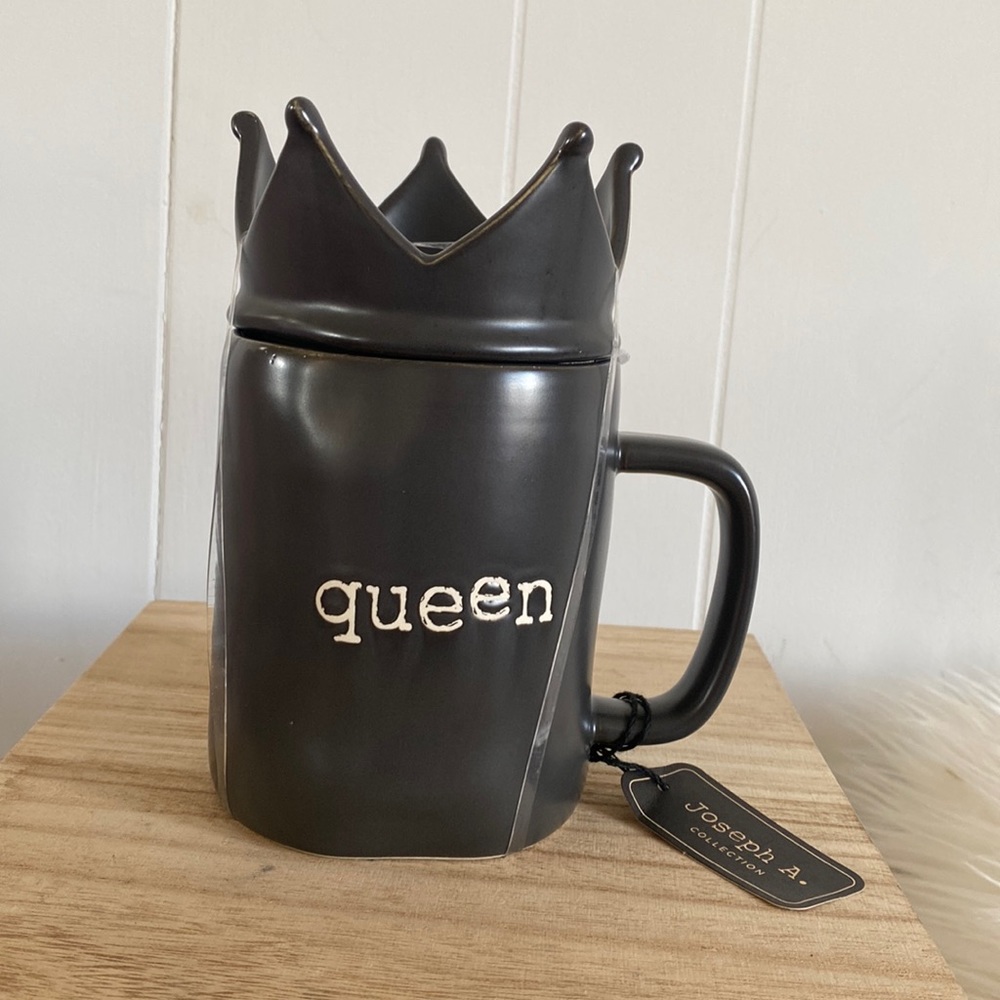 - Black Queen cup with Crown on top to match